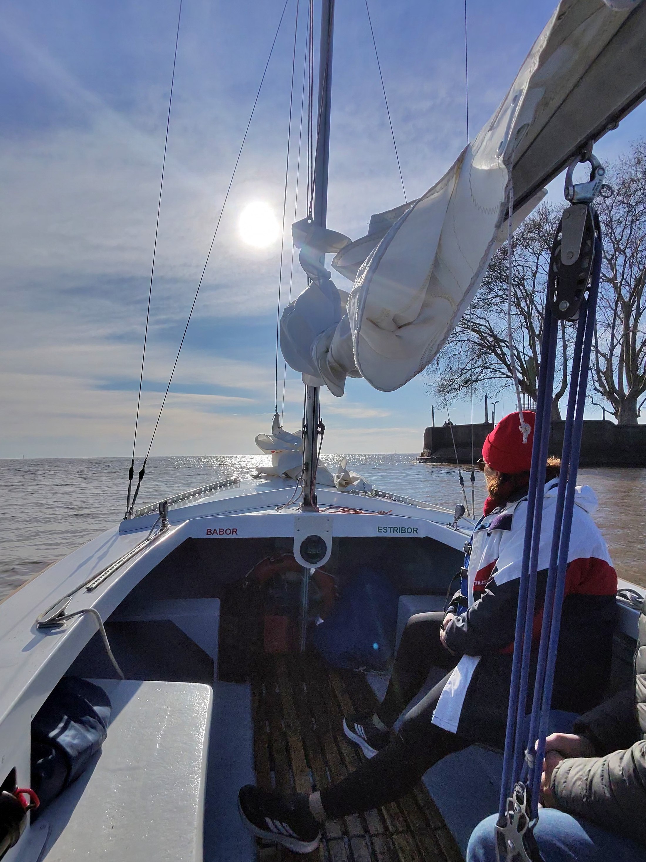 Tripulación navegando en el Río de la Plata